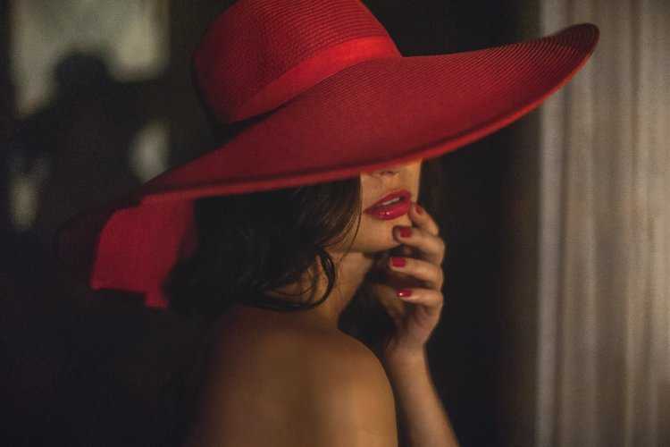 Женщина в красной шляпе