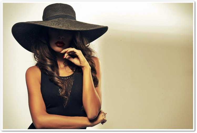 Девушка в шляпе со спины брюнетка49