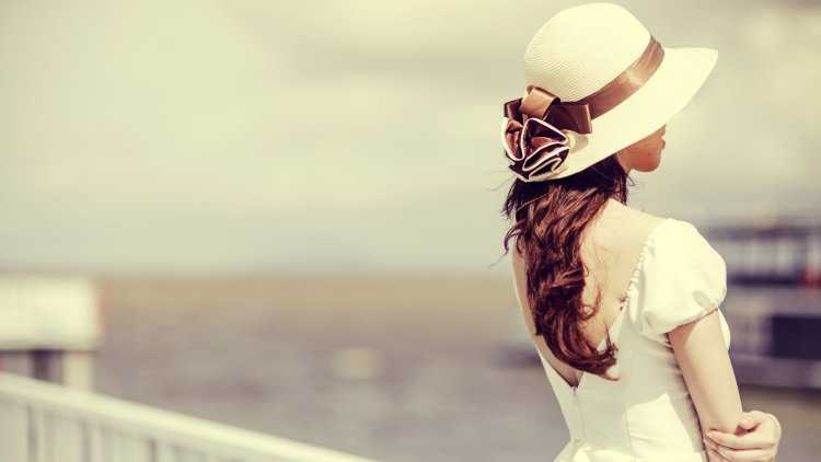 Девушка в шляпке со спины