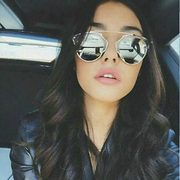 Девушка брюнетка в очках