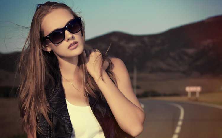 Красивые девушки в солнечных очках