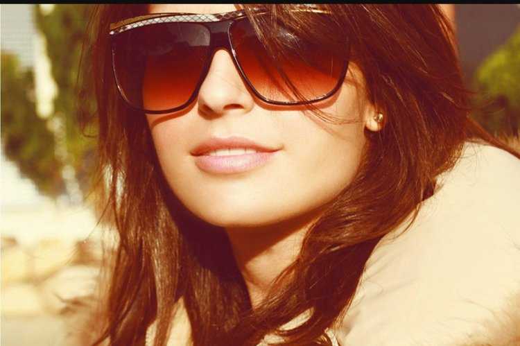 Девушки в солнечных очках брюнетки46