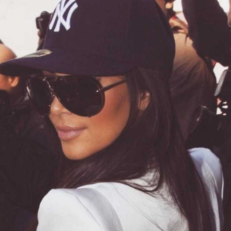 Брюнетка в бейсболке