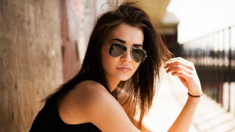 Красивые девушки в солнцезащитных очках