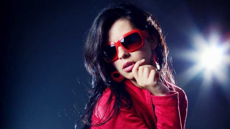 Красивая брюнетка в очках