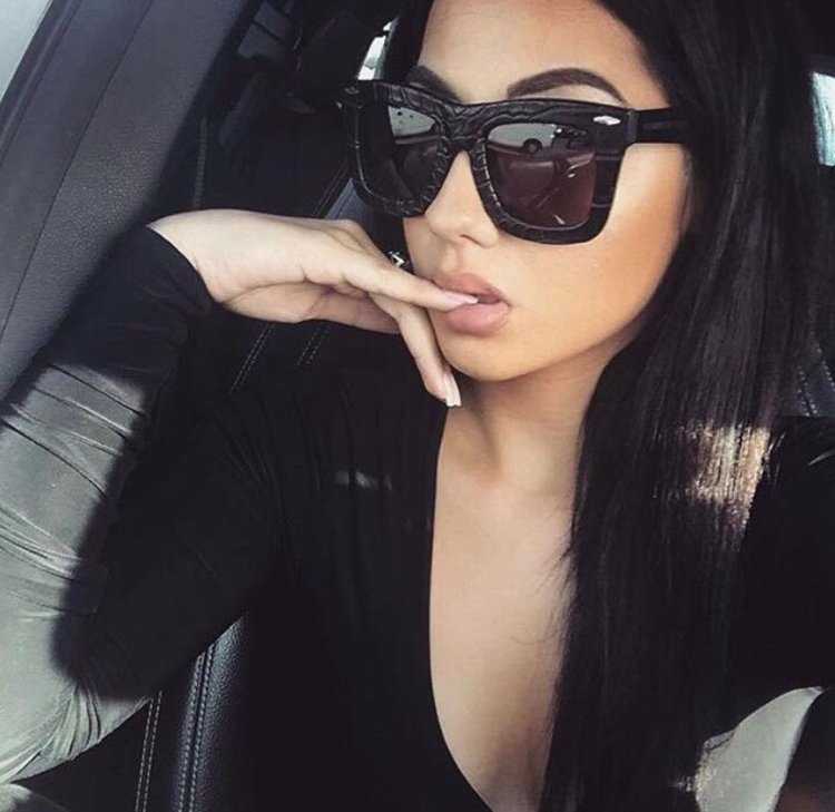 Красивая брюнетка в очках