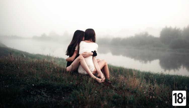 Две девушки обнимаются