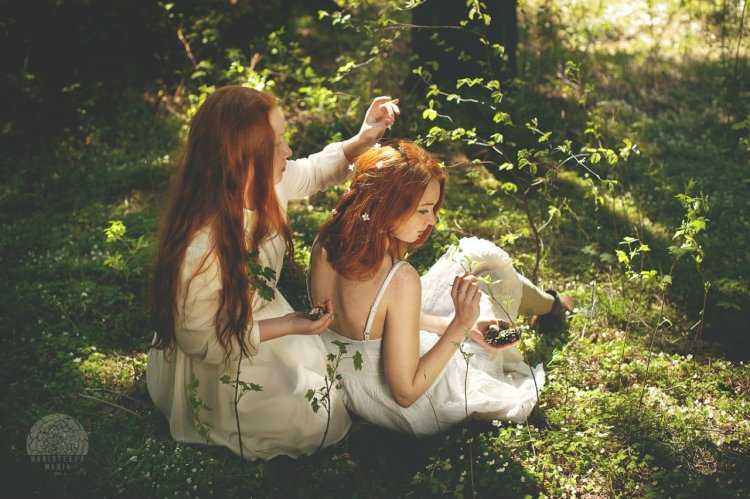 Две рыжие девушки