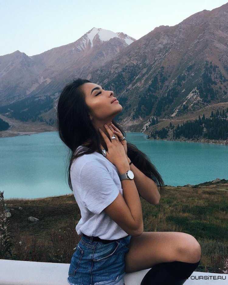 Красивые брюнетки на природе