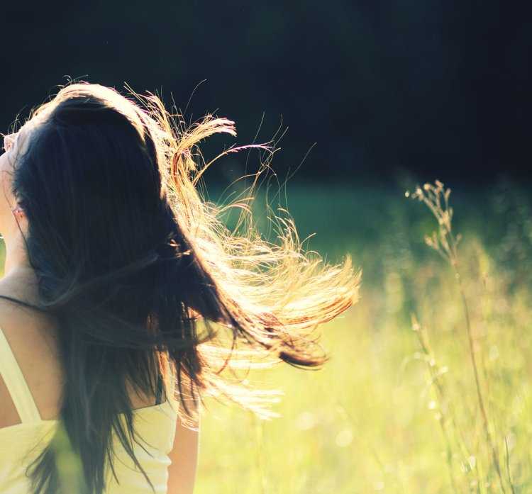 Шатенка на природе вид со спины