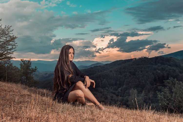 Шатенка на природе