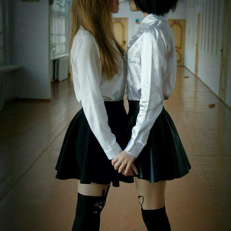 Две девочки в школьной форме