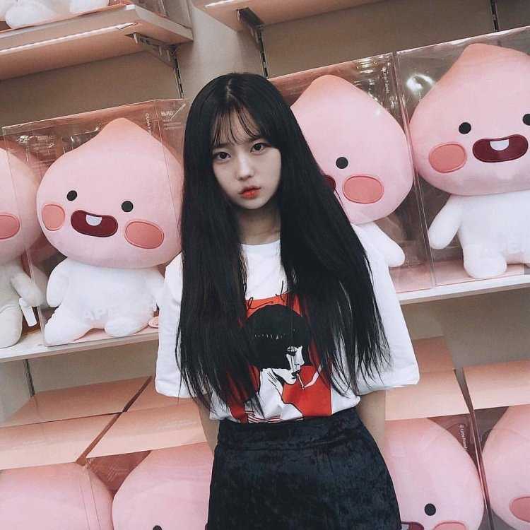 Кореянка милая с игрушкой