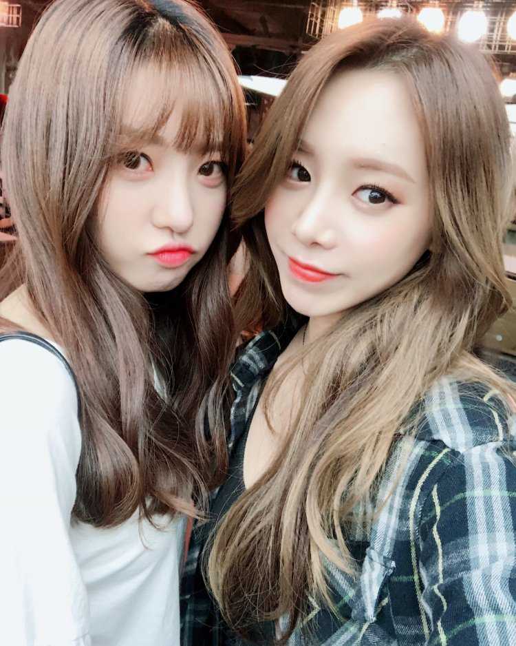 Две кореянки подруги