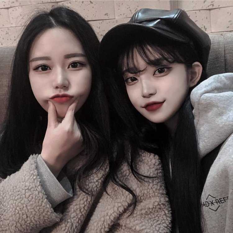 Две кореянки подруги