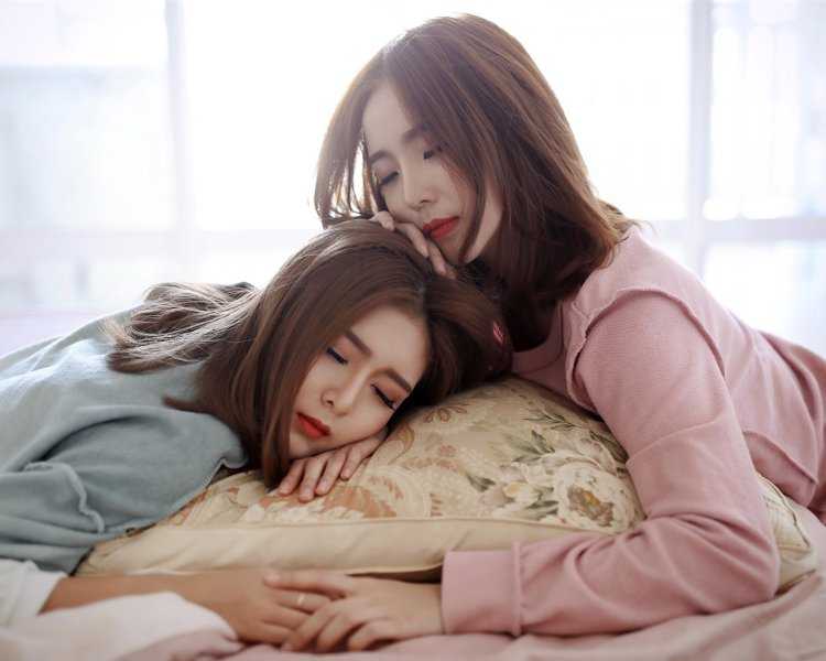 Корейские девушки обнимаются