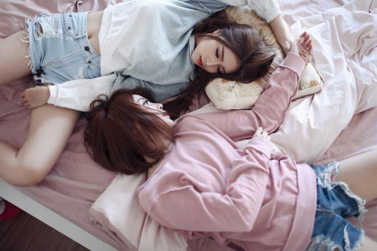 Корейские девочки обнимаются