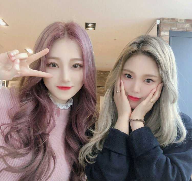 Две корейские девушки