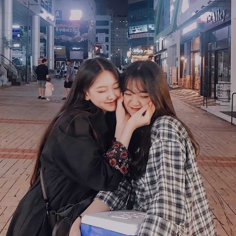 Две кореянки подруги