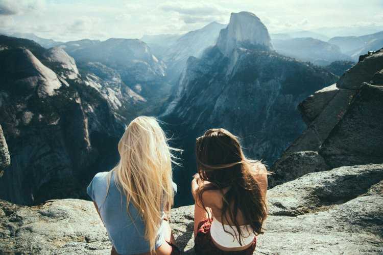 Блондинка и брюнетка