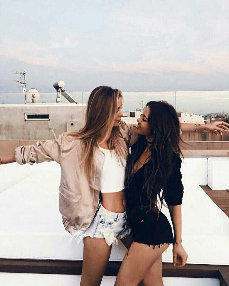 Красивые подруги