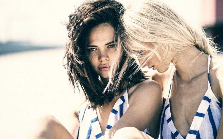 Две девушки