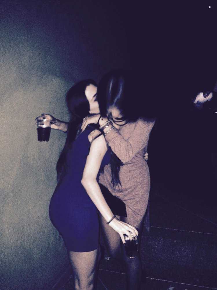 Две брюнетки