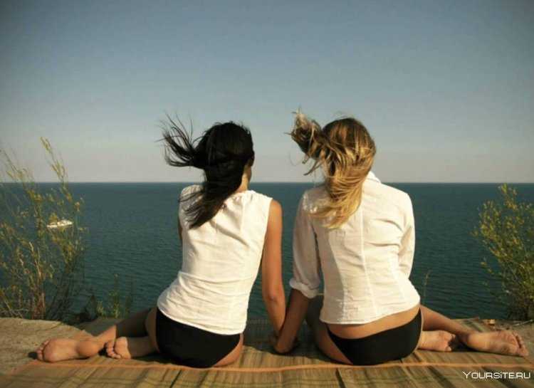 Блондинка и брюнетка