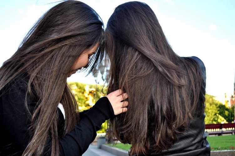 Две девушки с темными волосами