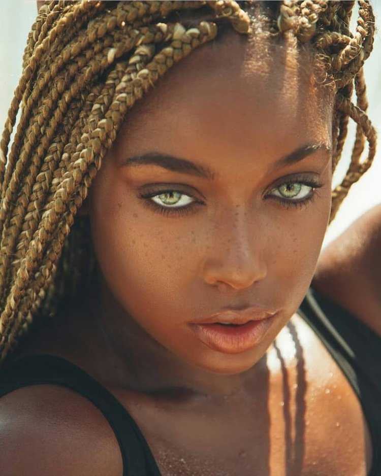 Мулатка с зелеными глазами