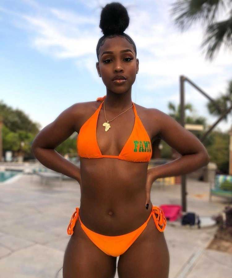 Африканские девушки в купальниках