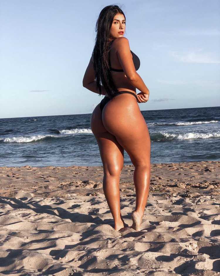 Белла Araujo бикини