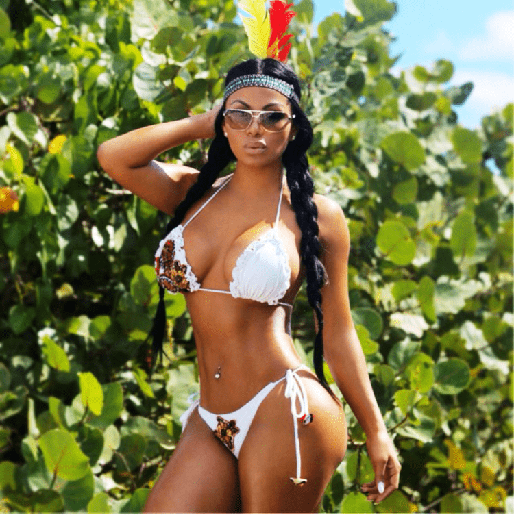 Джессика Бразил в купальнике