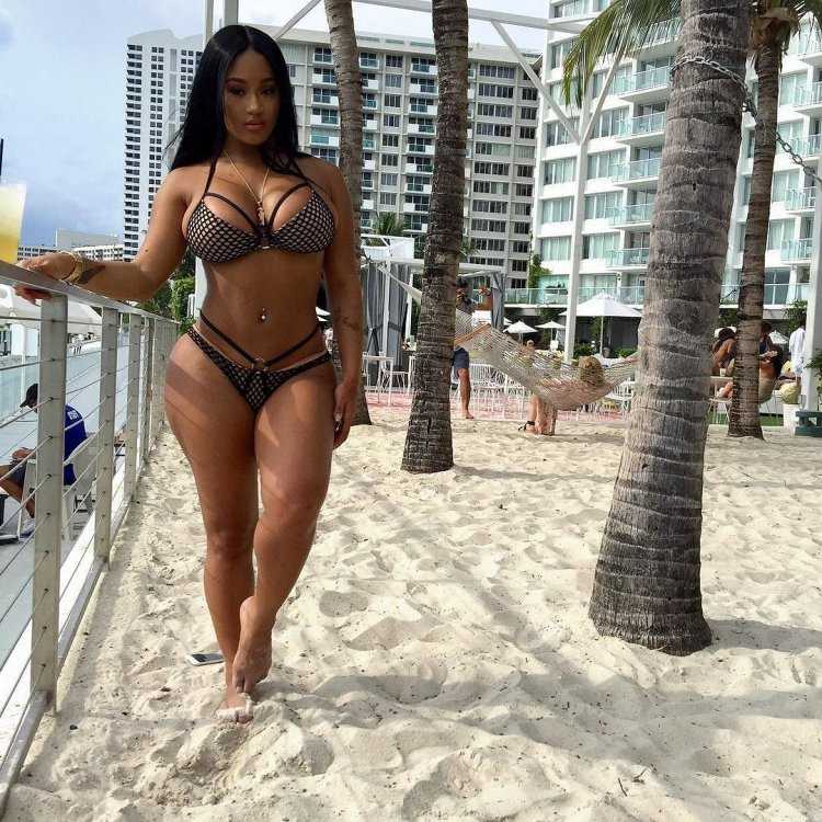 Бёдра девушек