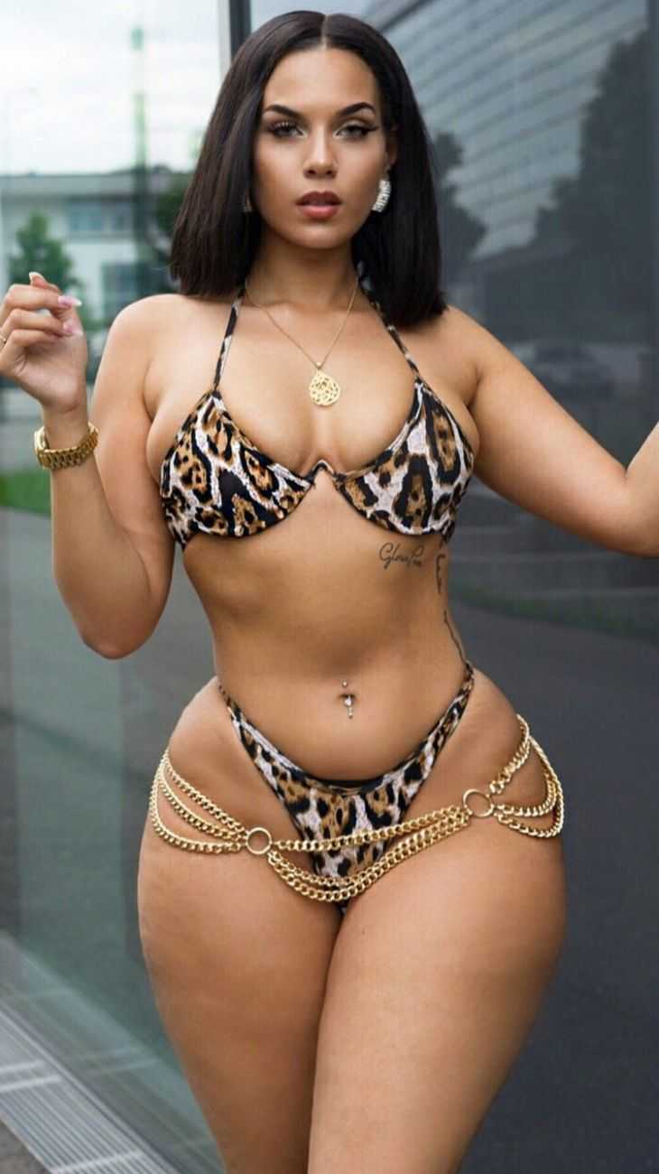 Девушки на пляже в купальниках с большой грудью