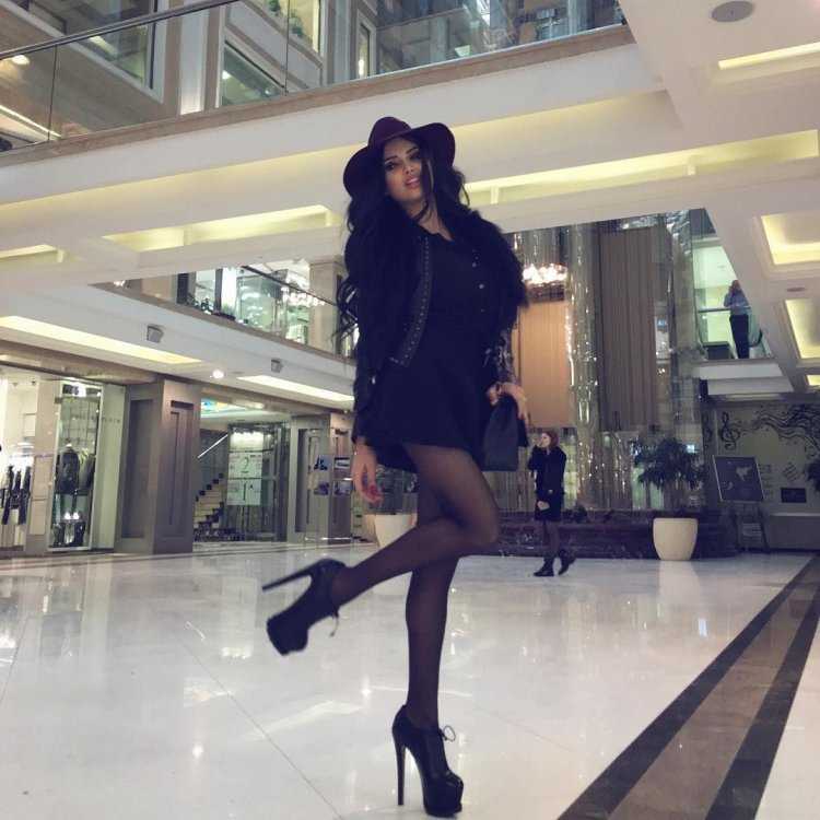 Нита Кузьмина в ботфортах