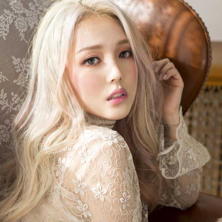 Азиаты ст светлыми волосами