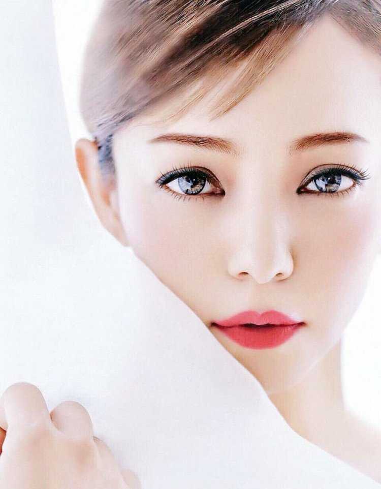 Голубоглазая азиатка