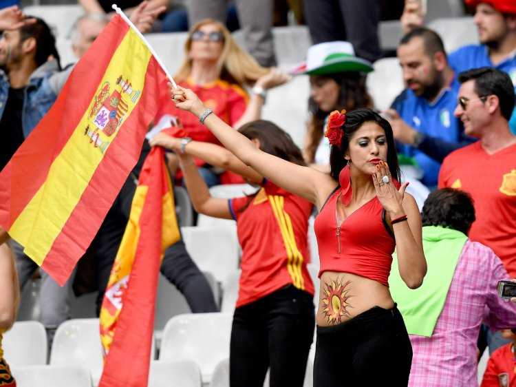 Огненные болельщицы сборной Испании