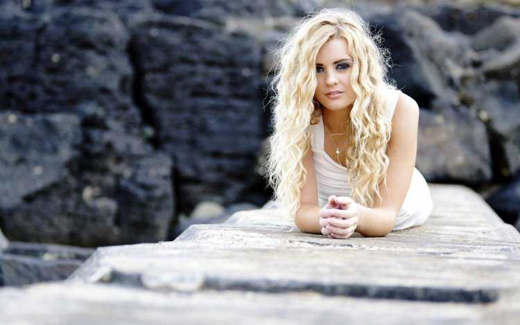 Блондинка с кудрявыми волосами