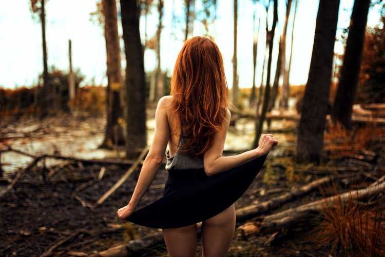 Рыжеволосая девушка со спины