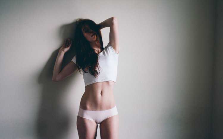 Худенькие девушки в трусиках