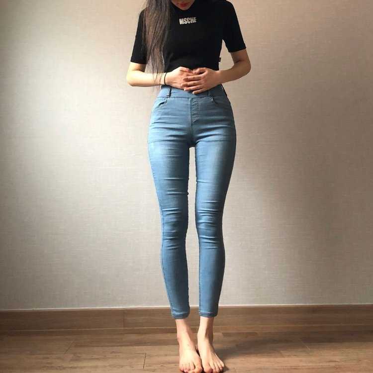 Изящные ножки в обрамлении джинс