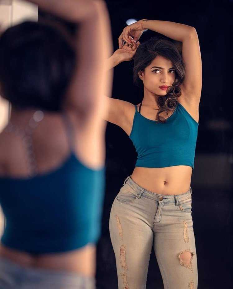 Сексуальная Шрия Саран в нижнем белье