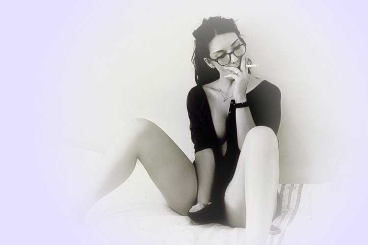 Курящая девушка