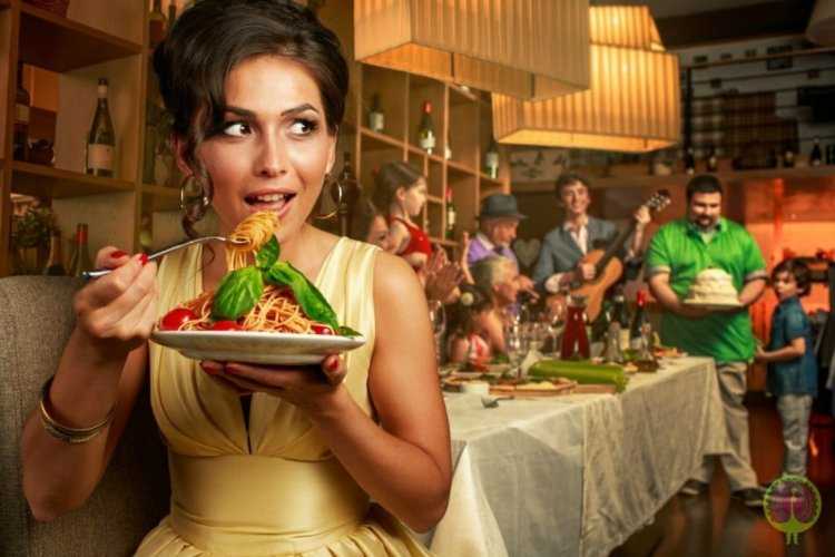 Девушка завтракает в ресторане