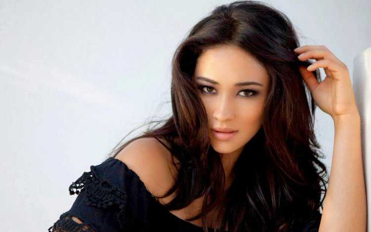 Крупная брюнетка