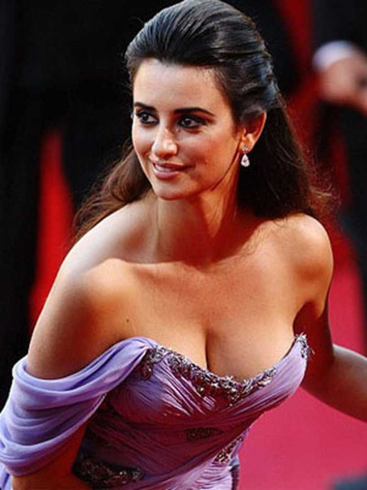 Penelope Cruz декольте