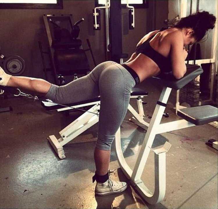 Девушка в спортзале со спины