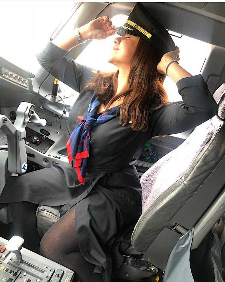 Ebony стюардесса